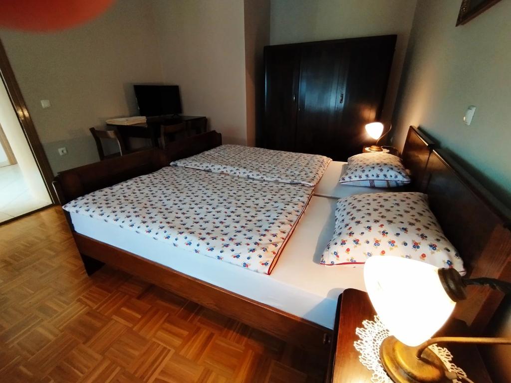 Postel nebo postele na pokoji v ubytování POČITNIŠKA HIŠA KOG