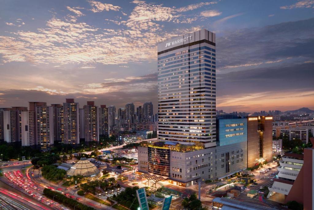 un grand bâtiment dans une ville la nuit dans l'établissement JW Marriott Hotel Seoul, à Séoul