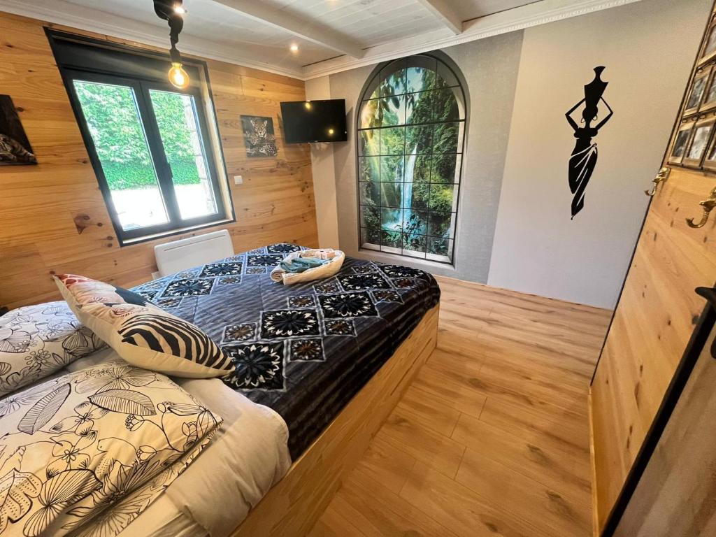 een slaapkamer in een tiny house met een bed bij Les 5 thèmes in Antoigny