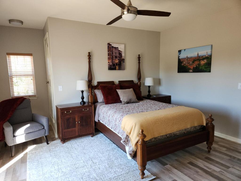 1 dormitorio con 1 cama y ventilador de techo en 1BR Suite Overlooking Vineyard, en Plymouth