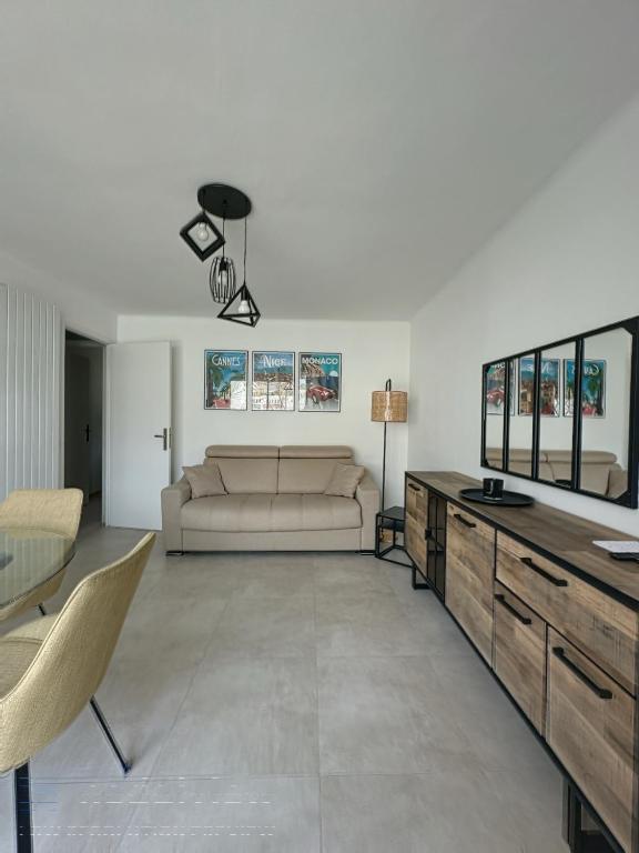 - un salon avec un canapé et une table dans l'établissement AGENCIA appartement 2 Pièces lumineux terrasse, à Cannes