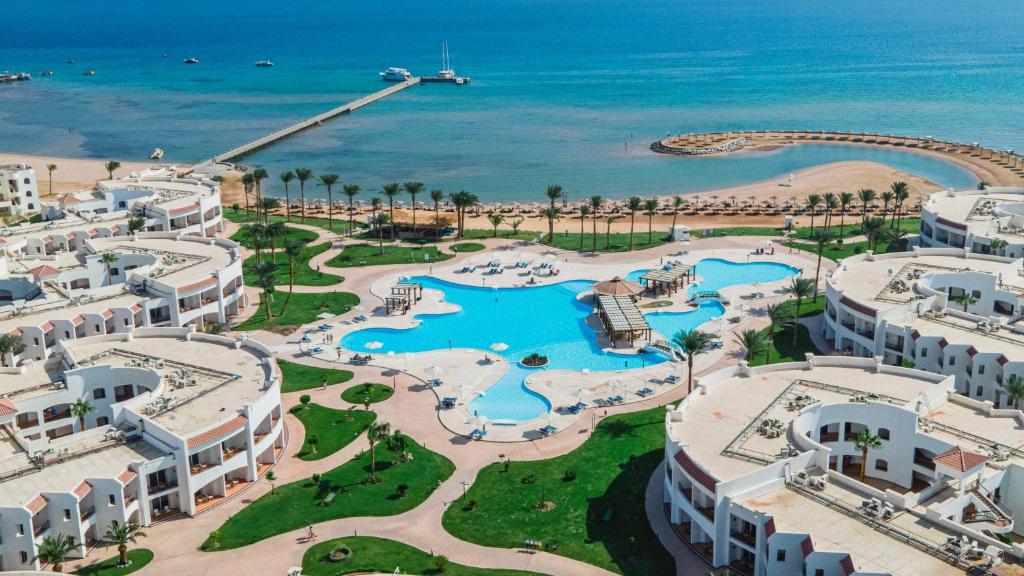 eine Luftansicht auf das Resort und den Strand in der Unterkunft Sunrise Alma Bay Resort in Hurghada