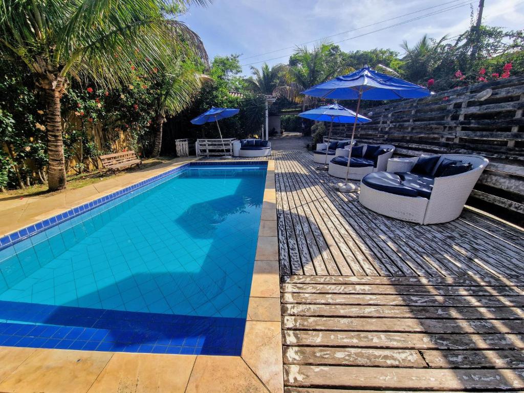 ブジオスにあるCASA DA EDINHAのスイミングプール(パラソル2つ、椅子2脚付)