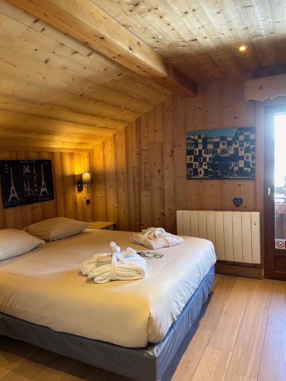 Postel nebo postele na pokoji v ubytování Chalet Hôtel du Mont-Charvin & Spa