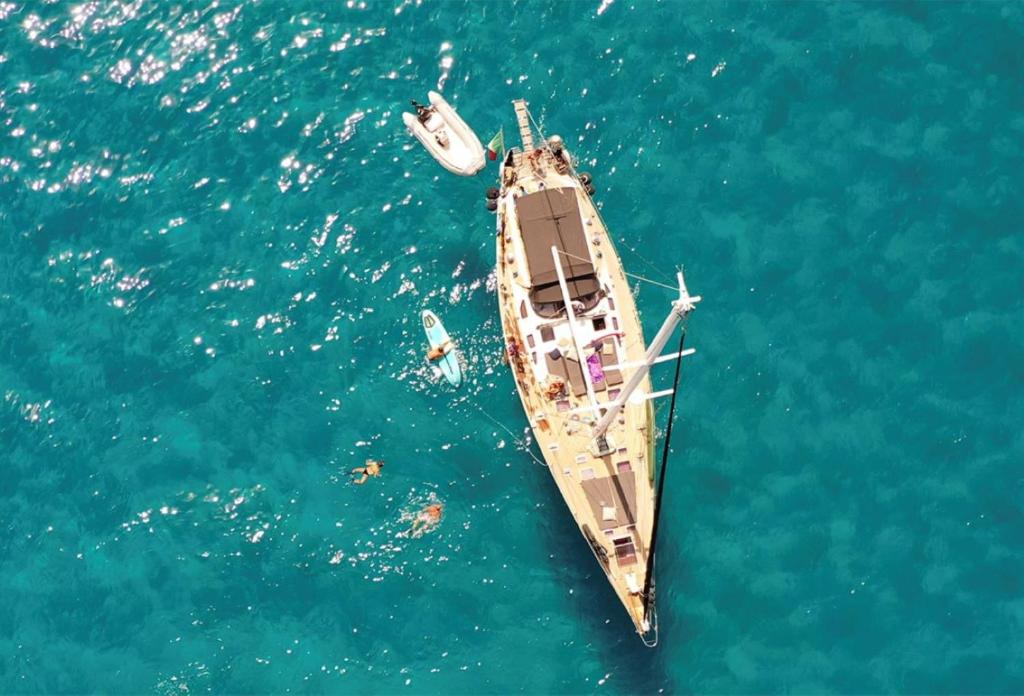um barco na água com pessoas nele em Yachtsail Alicia 20 meter em Olbia