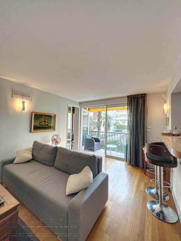 un salon avec un canapé et une table dans l'établissement AGENCIA appartement 2 pièces au PALM-BEACH, à Cannes