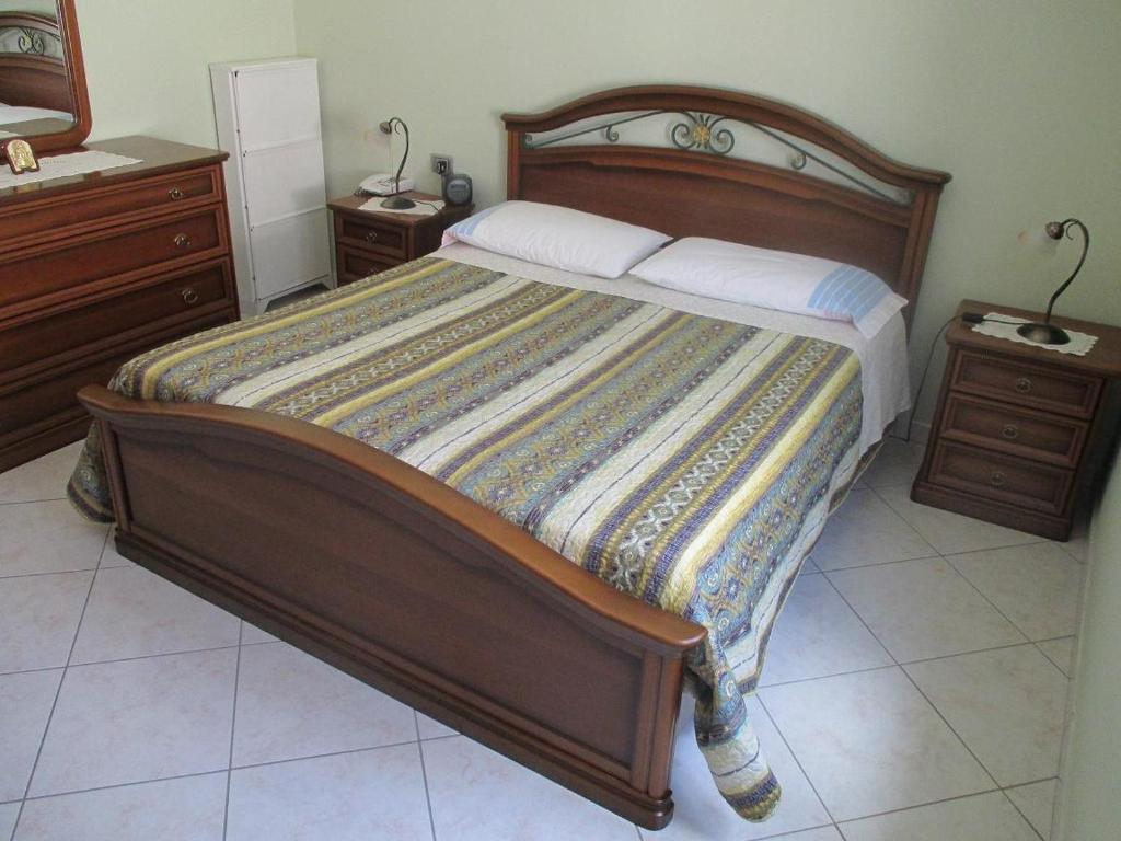 1 dormitorio con 1 cama grande y 2 mesitas de noche en B&B Casa Piva, en Serravalle