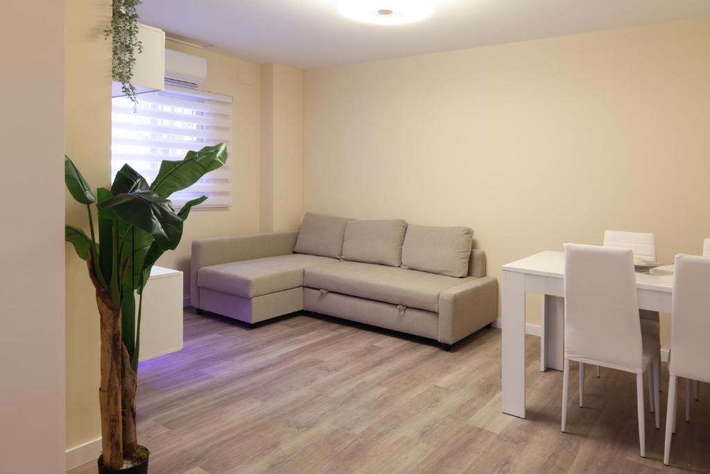 - un salon avec un canapé et une table dans l'établissement Non Stress Nuevo Turia, à Valence