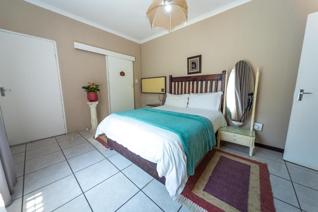 Letto o letti in una camera di Graceland Self-Catering Cottages