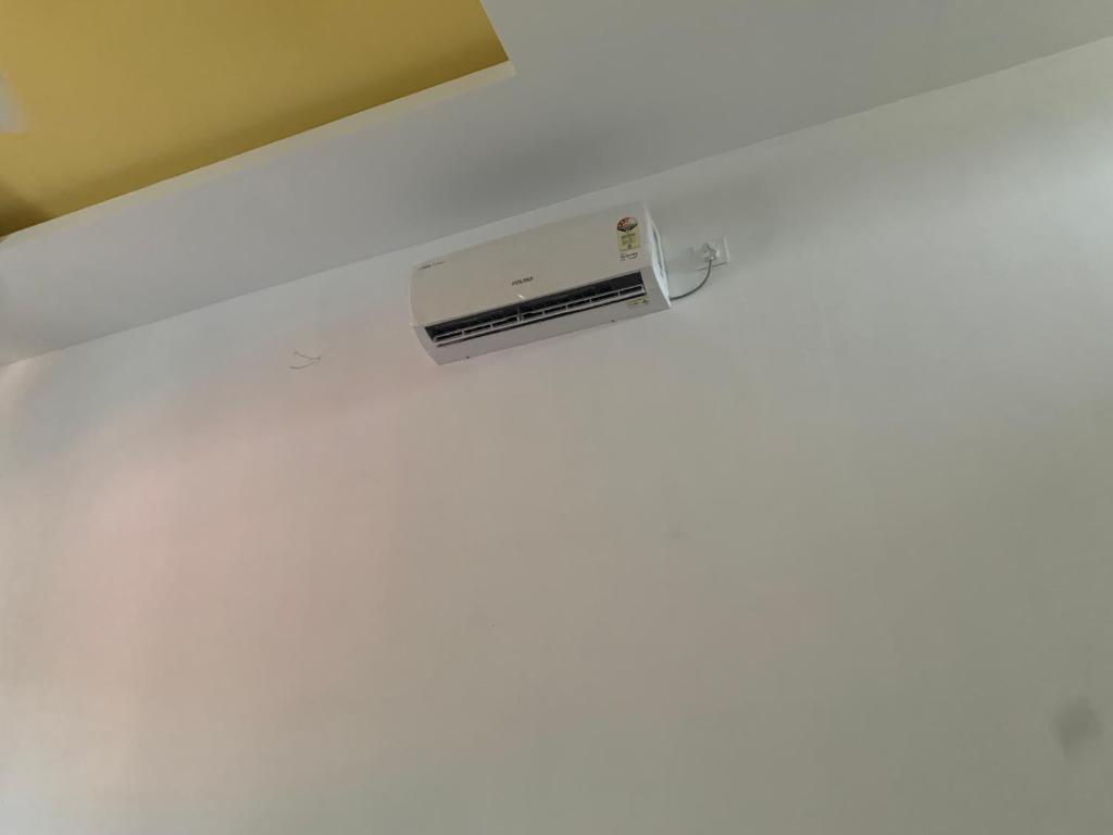 馬拉布蘭的住宿－S N M ROOM，房间里的墙上有空调