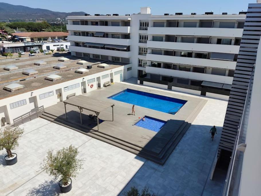 einen Blick über ein Gebäude mit Pool in der Unterkunft Apartamento a 150m de la playa con piscina y parking in Sant Antoni de Calonge