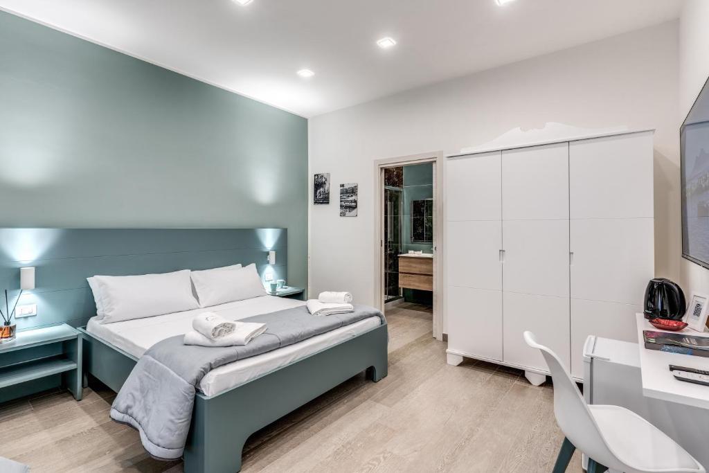 Schlafzimmer mit einem Bett, einem Schreibtisch und einem Stuhl in der Unterkunft Rafilina's House in Neapel