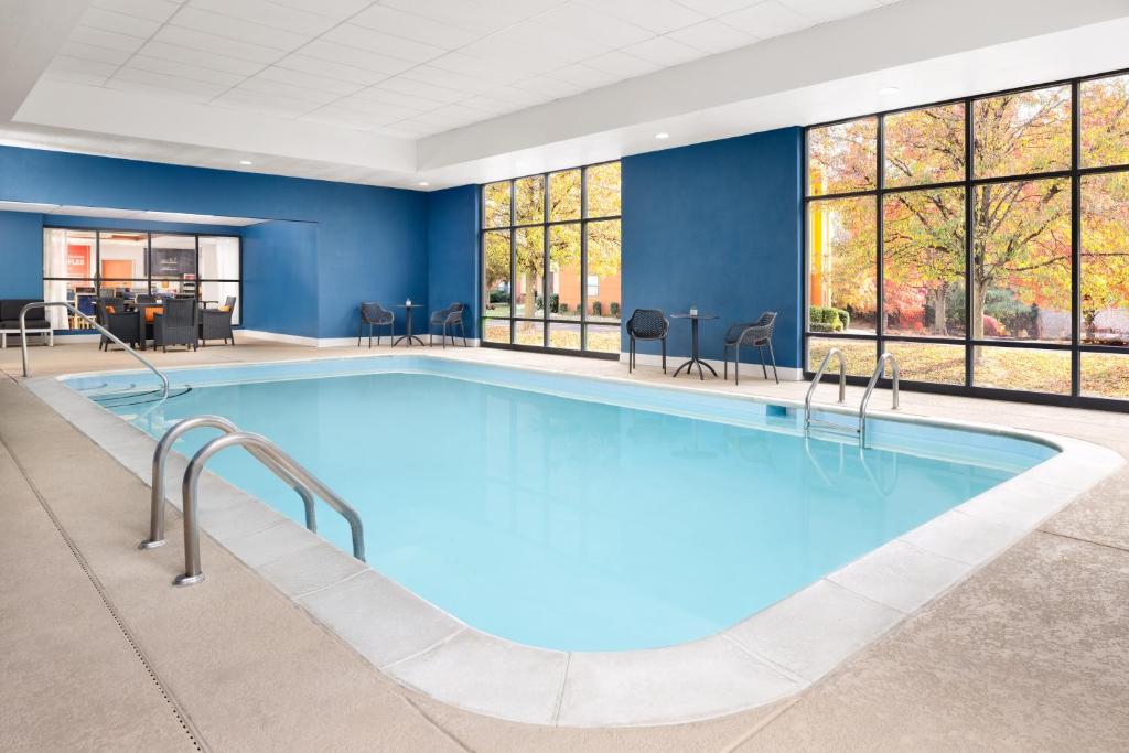 una piscina en una habitación con paredes y ventanas azules en Hampton Inn Columbia, MD, en Columbia