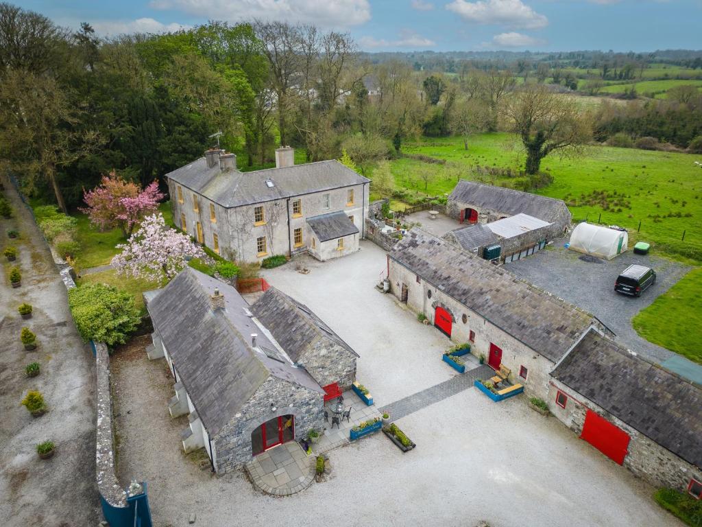 an aerial view of a house with a group of buildings at Marianne Cottage in Ráistín