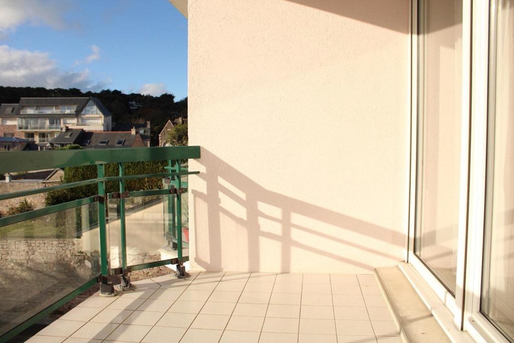 uma varanda vazia com vista para um edifício em 524 - A ERQUY, Immeuble tranquille CAP ARMOR située à 200M de la plage em Erquy