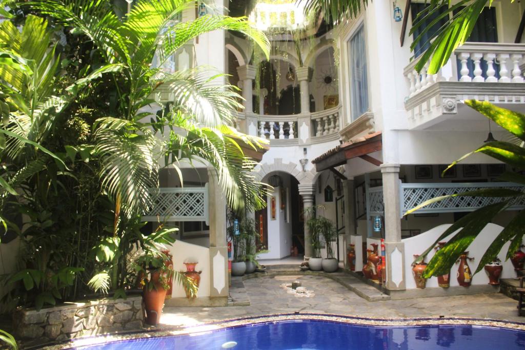 a courtyard of a building with a swimming pool at Villa Olde Ceylon in Kandy