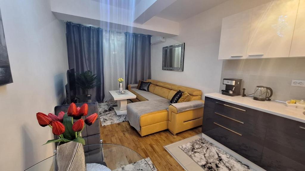 uma sala de estar com um sofá e uma mesa em Luxury Apartment Santorini em Skopje