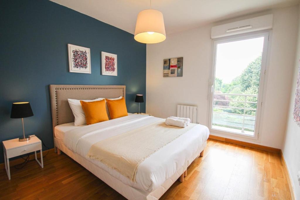 Photo de la galerie de l'établissement Apartment with balcony, parking and elevator, à Lille