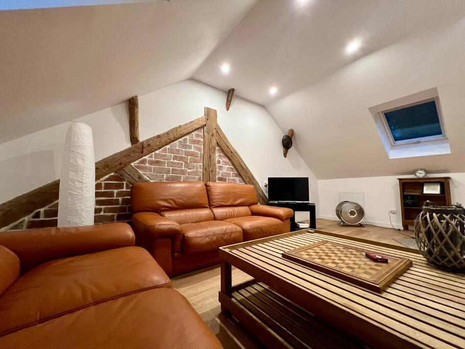 een woonkamer met een bank en een tafel bij Appartement 3 prsn Proche citadelle in Besançon