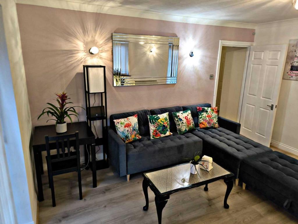 Een zitgedeelte bij Contractors & Relocators Welcome! Leigh on sea Apartment - Free Parking!