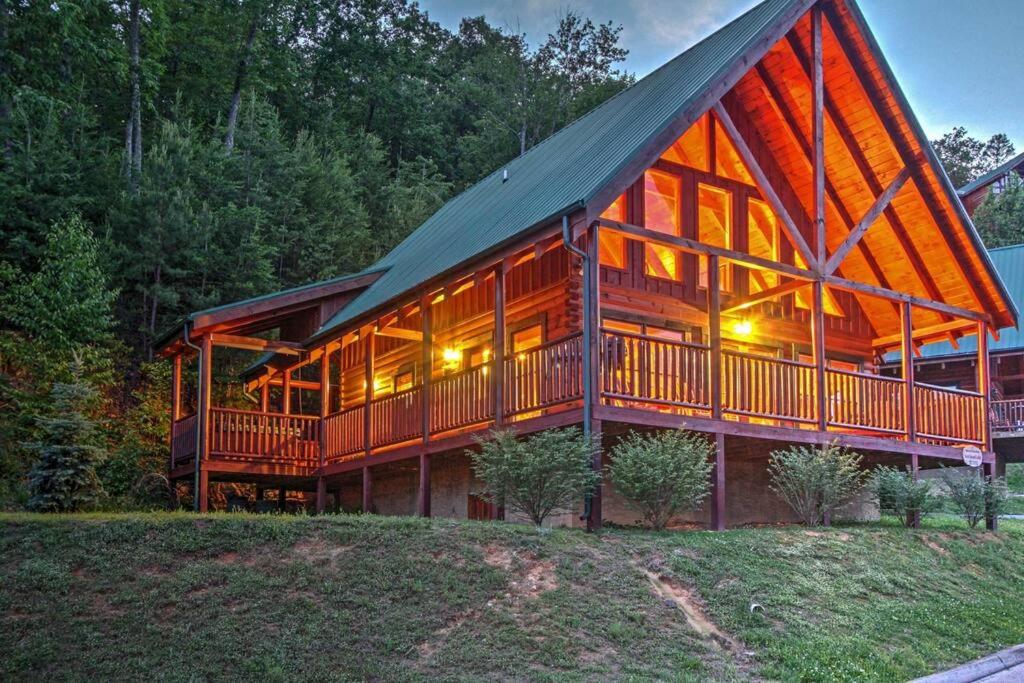 鸽子谷Solid Ground Lodge with Yard!的一座带有复式屋顶的大木屋