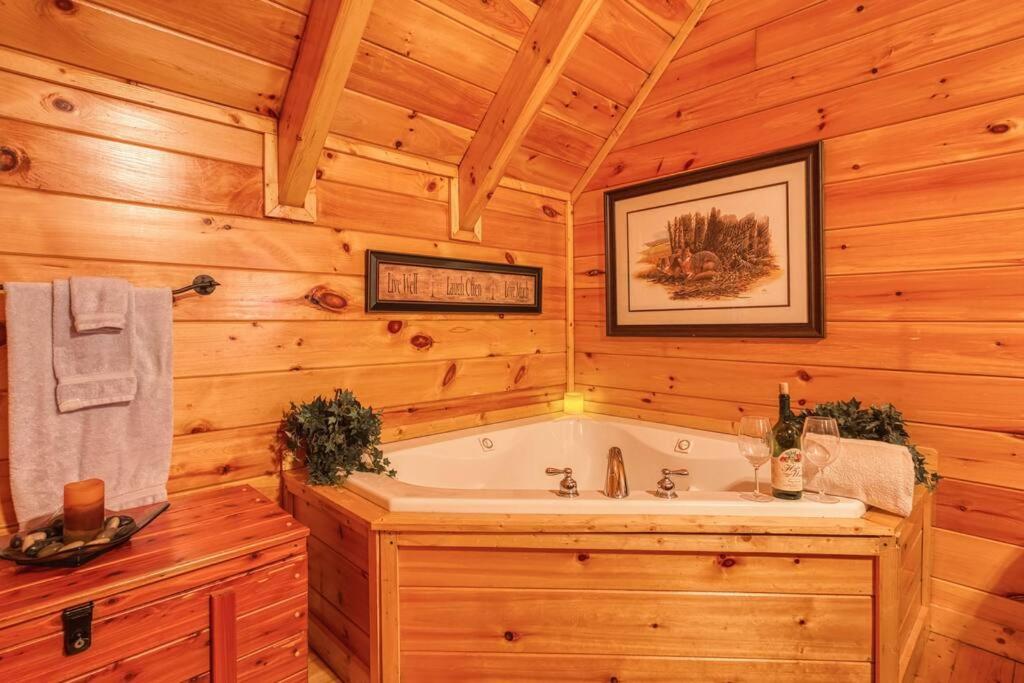 Ein Badezimmer in der Unterkunft Solid Ground Lodge with Yard!