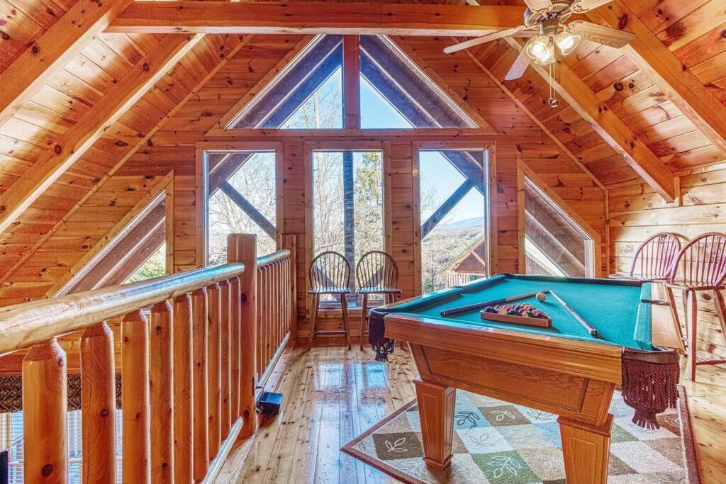 Ein Billardtisch in der Unterkunft Solid Ground Lodge with Yard!