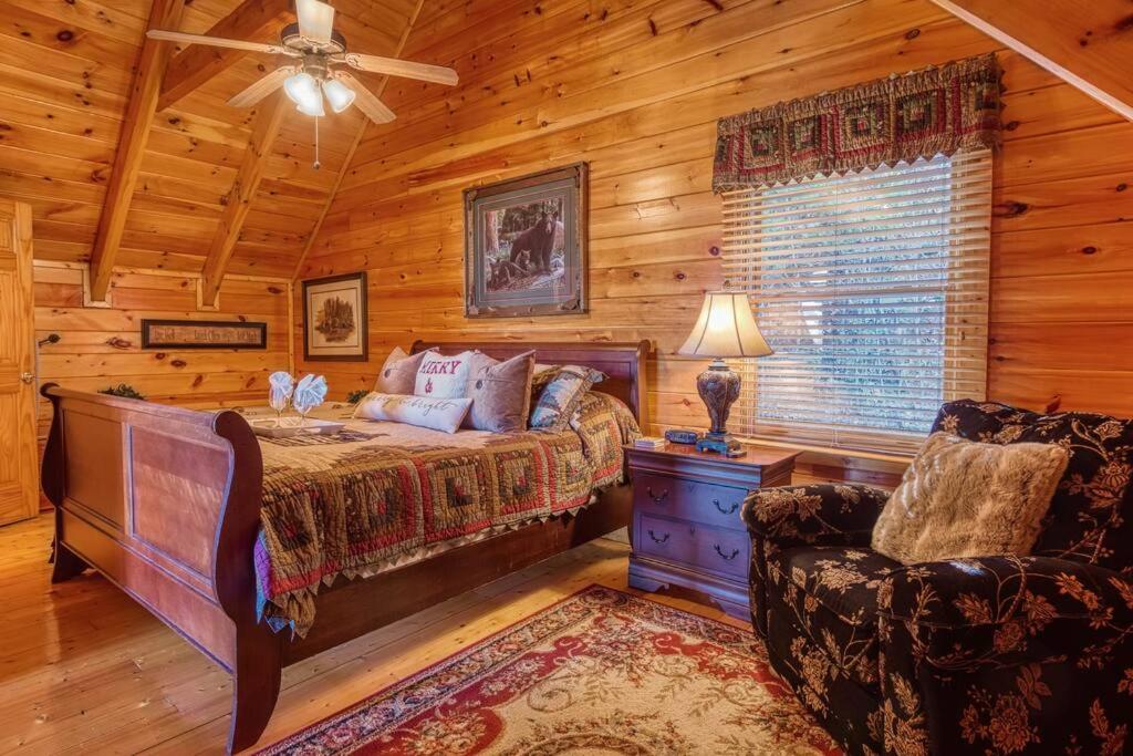 Ein Bett oder Betten in einem Zimmer der Unterkunft Solid Ground Lodge with Yard!