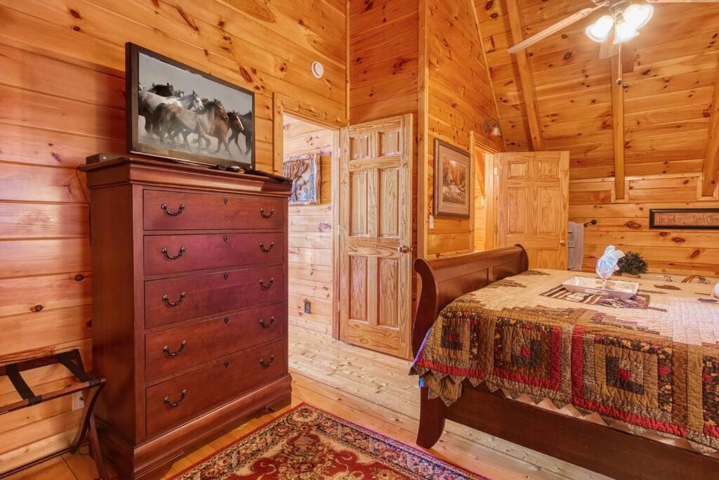 TV&#47;Unterhaltungsangebot in der Unterkunft Solid Ground Lodge with Yard!