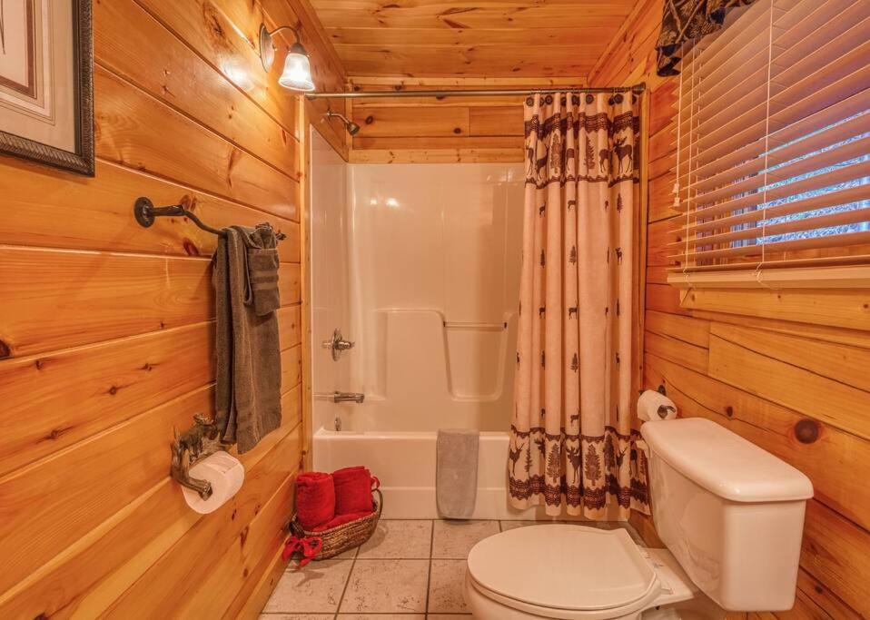 Ein Badezimmer in der Unterkunft Solid Ground Lodge with Yard!