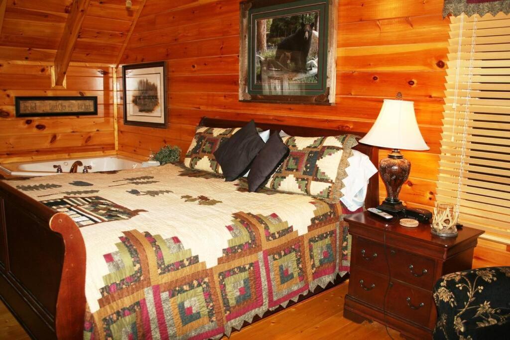 Ein Bett oder Betten in einem Zimmer der Unterkunft Solid Ground Lodge with Yard!
