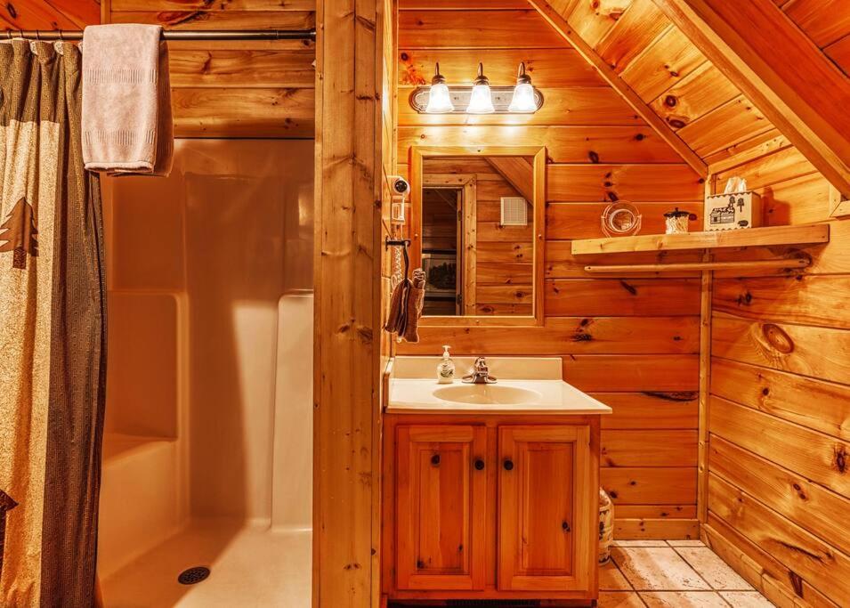 Ein Badezimmer in der Unterkunft Solid Ground Lodge with Yard!