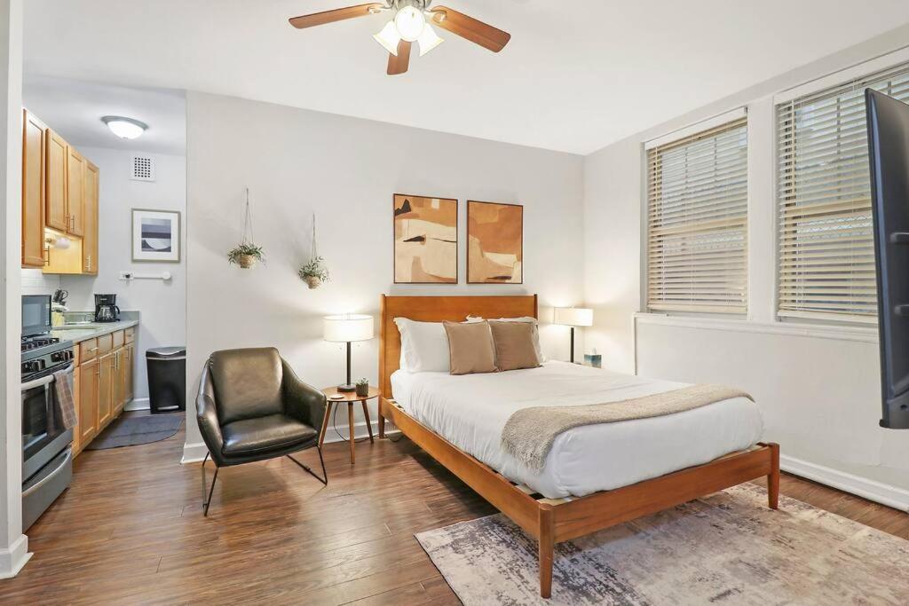 シカゴにあるTrendy Studio Apartment in Chicago - Kenwood 103 & 303 repのベッドルーム1室(ベッド1台、椅子付)