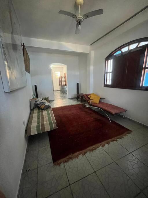 sala de estar con sofá y alfombra en Casa de Praia Coroa Vermelha, en Santa Cruz Cabrália