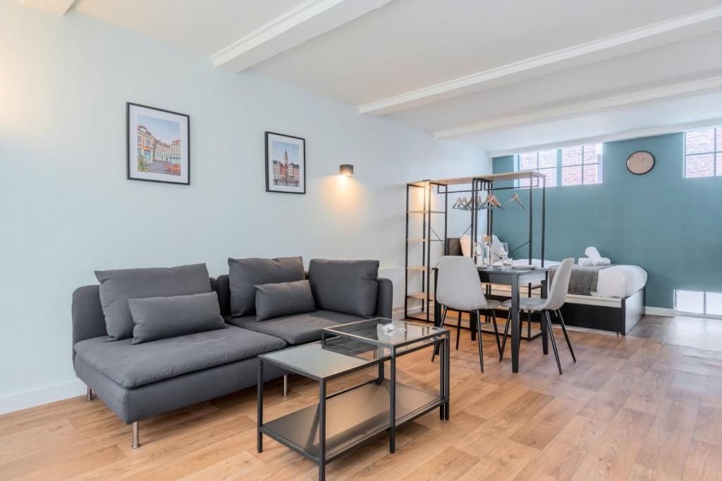 un salon avec un canapé et une table dans l'établissement Vieux-Lille/hypercentre: Lovely equipped studio, à Lille