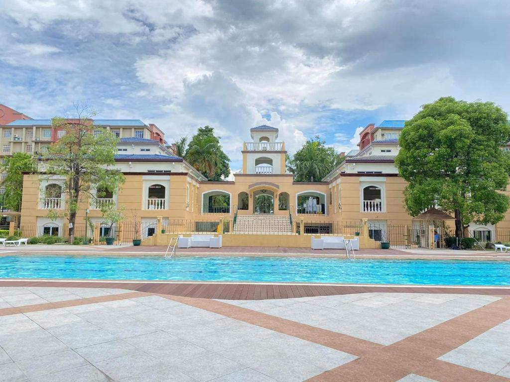 um grande edifício com uma piscina em frente em Eumins Place em Manila