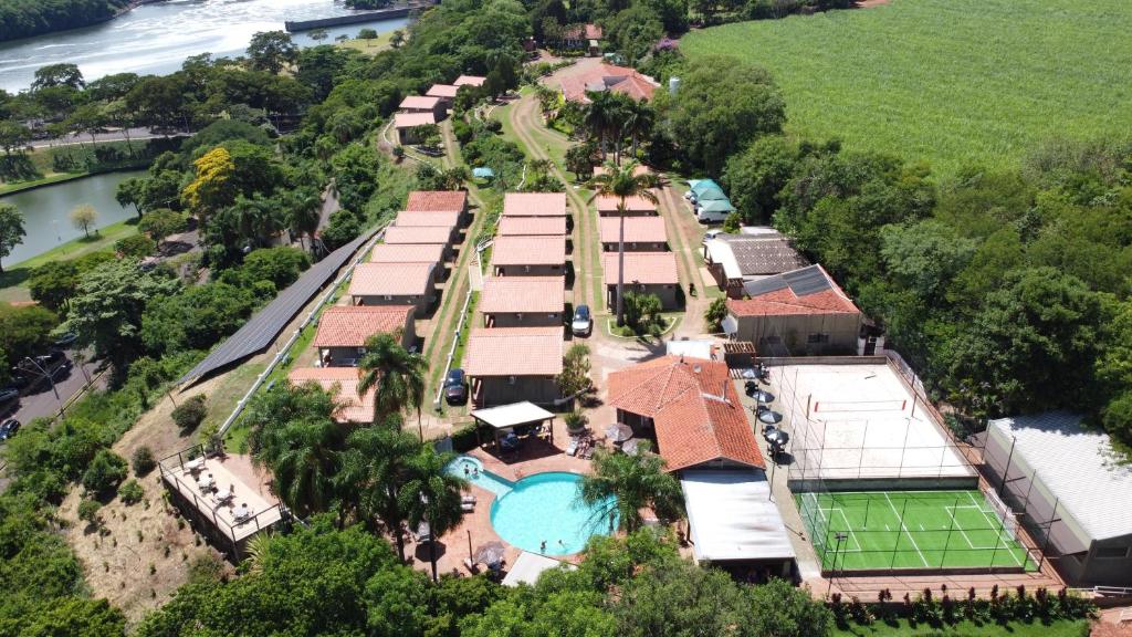 una vista aérea de una casa con piscina en Panorama Park Hotel en Igaraçu do Tietê