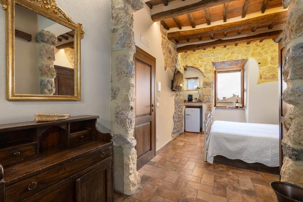 Postel nebo postele na pokoji v ubytování Sognare nel Castello