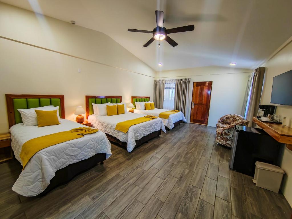 Postel nebo postele na pokoji v ubytování Sibu Boutique Hotel