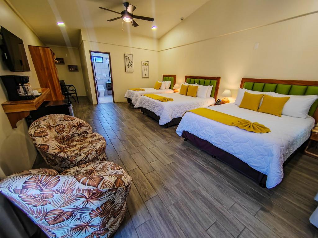 Postel nebo postele na pokoji v ubytování Sibu Boutique Hotel