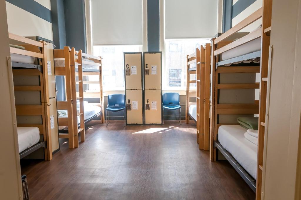 Postel nebo postele na pokoji v ubytování HI Chicago Hostel