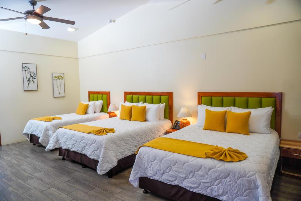 Postel nebo postele na pokoji v ubytování Sibu Boutique Hotel