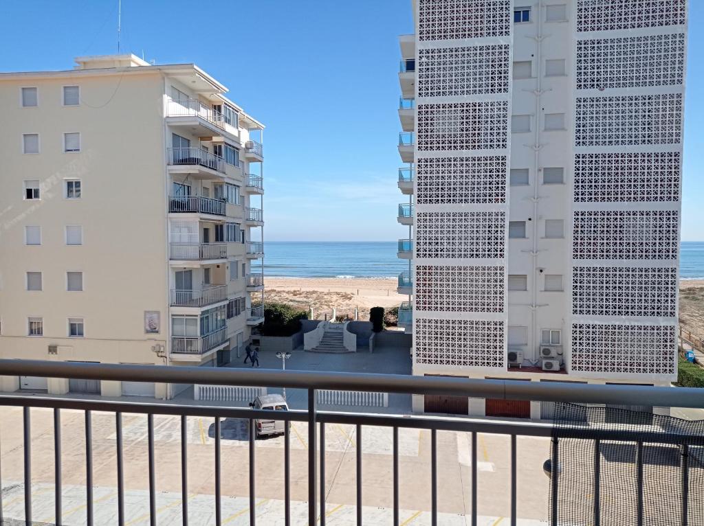 un apartamento en condominio con vistas a la playa desde el balcón en La Palanca Solo Familias, en Playa de Xeraco