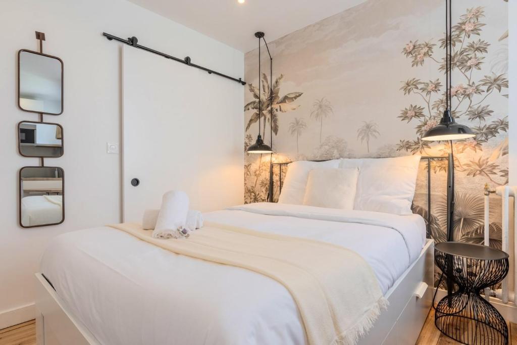 - une chambre blanche avec un grand lit et des draps blancs dans l'établissement Hypercentre Beaux-Arts charming studio Lille, à Lille