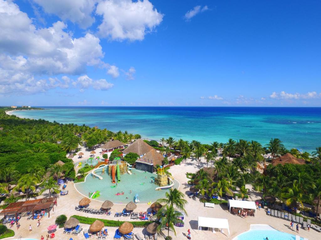 - une vue aérienne sur un complexe avec une piscine et l'océan dans l'établissement Grand Palladium Kantenah Resort & Spa - All Inclusive, à Akumal