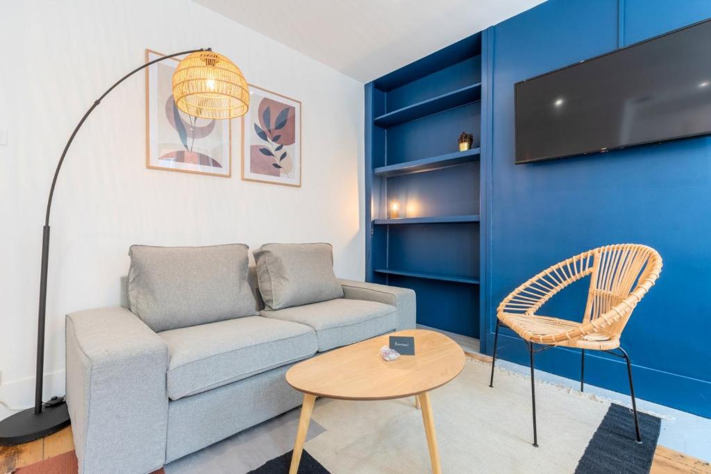 Televízia a/alebo spoločenská miestnosť v ubytovaní Bright 3-bedroom 2-bathroom flat