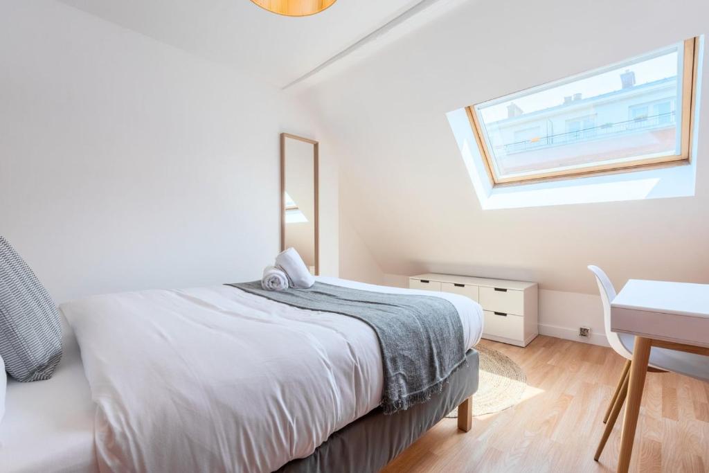 Posteľ alebo postele v izbe v ubytovaní Bright 3-bedroom 2-bathroom flat
