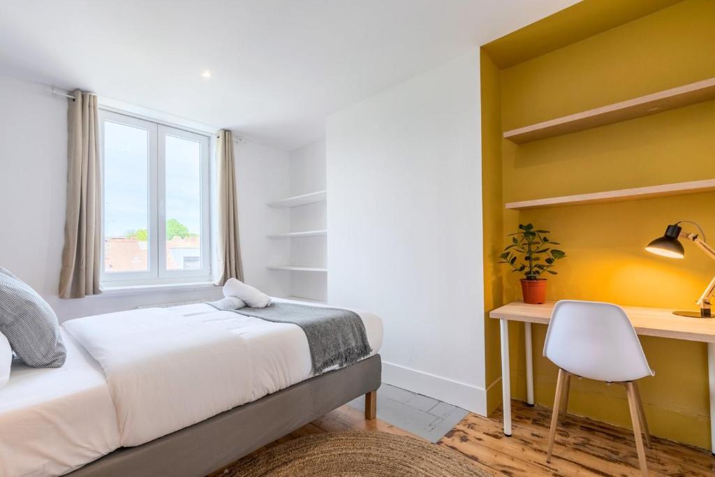 Posteľ alebo postele v izbe v ubytovaní Bright 3-bedroom 2-bathroom flat