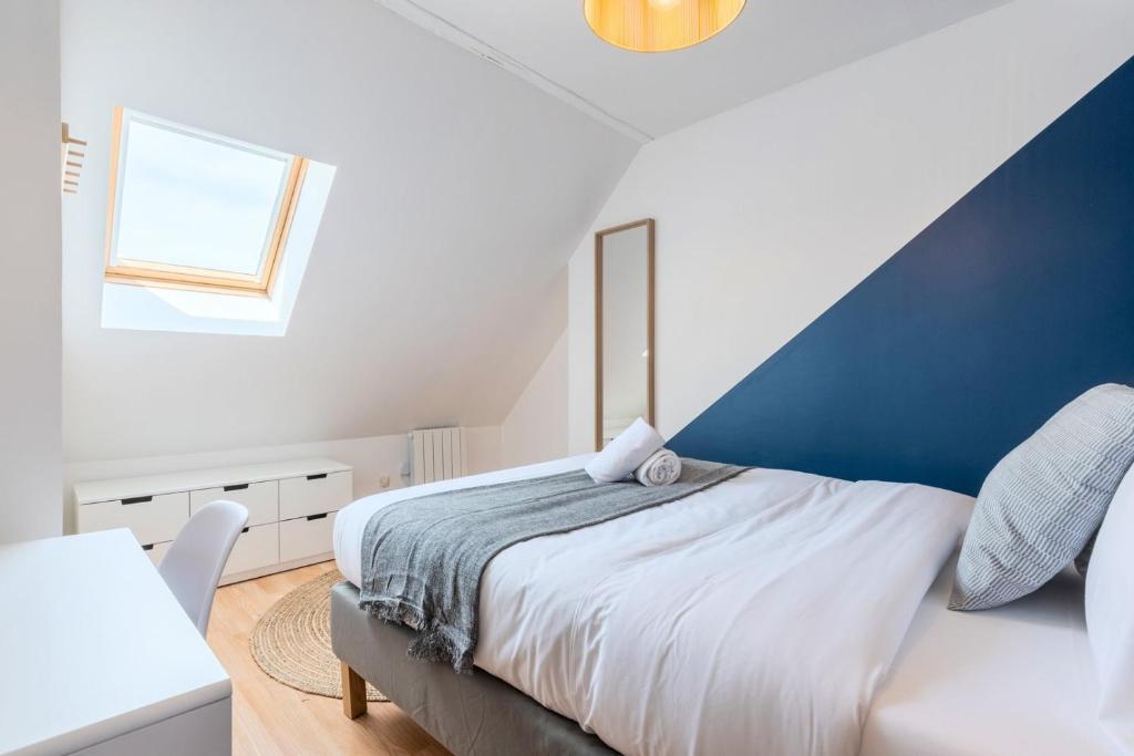 Posteľ alebo postele v izbe v ubytovaní Bright 3-bedroom 2-bathroom flat