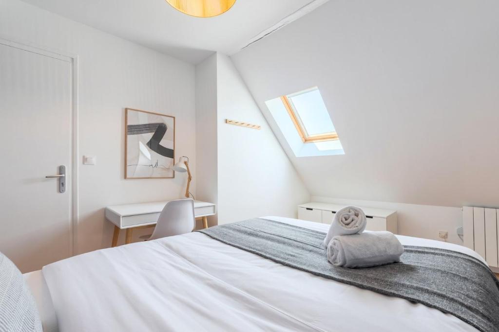 Posteľ alebo postele v izbe v ubytovaní Bright 3-bedroom 2-bathroom flat